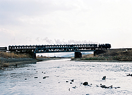 鉄橋を渡るSL