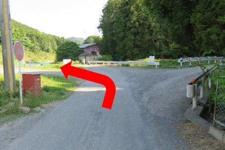 雨巻山登山駐車場入口